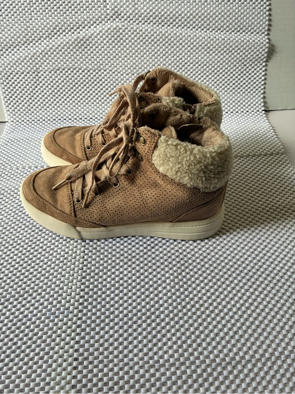 Women's Tan Suede Lace-Up Shearling Collar Boots
